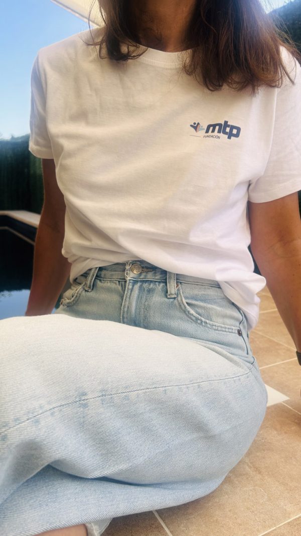 Camisetas blanco y negra con logotipo de Fundación MTP estampado a la altura del pecho.