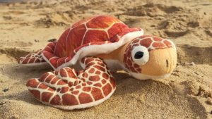 Peluche de tortuga en tonos marrones.