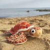 Peluche de tortuga en tonos marrones.