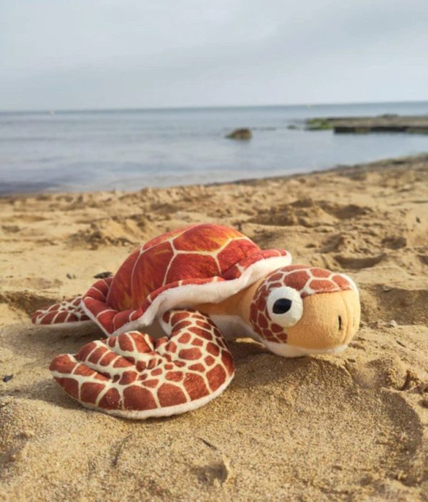 Peluche de tortuga en tonos marrones.