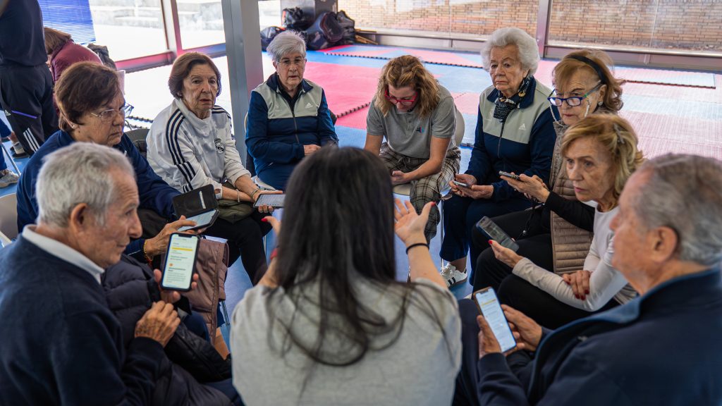 Actividad física y educación digital para mayores
