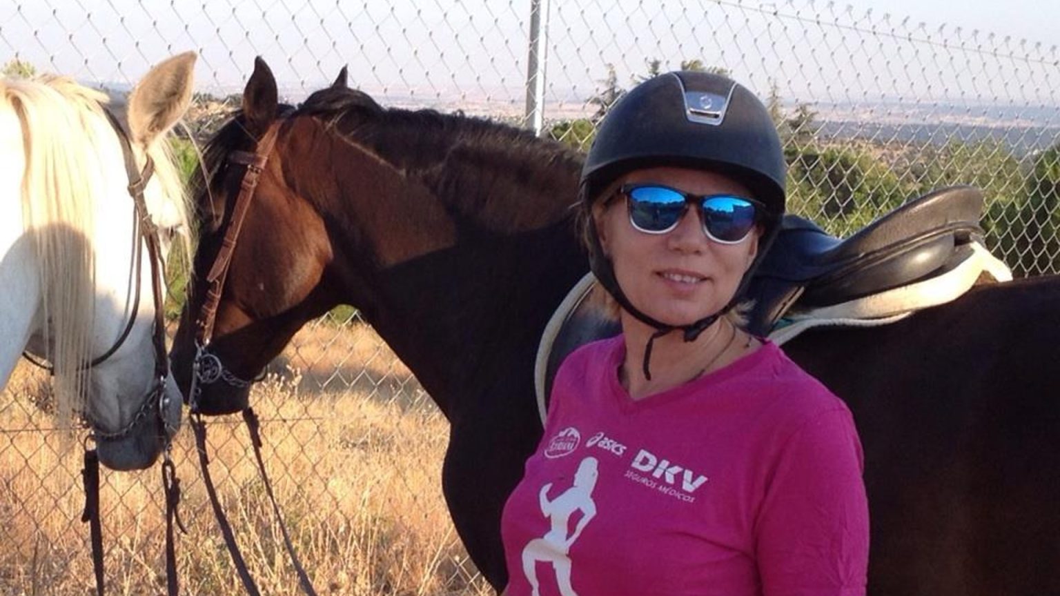 Pilar Sosa junto a dos caballos